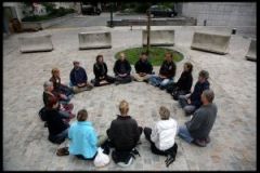 Brussel, hoek Strastraat/Ruysbroeckstraat. Een groep boeddhisten begint de dag met een meditatiesessie onder begeleiding van Frank De Waele Sensei. Tijdens hun 'straatretraite' leeft de groep, die bestaat uit mensen uit Gent, Antwerpen, Brussel, Arnhem en Amsterdam, gedurende 4 dagen en 3 nachten als daklozen. Ze schuiven aan bij voedselbedelingen, bezoeken projecten voor thuislozen, bedelen voor hun onderhoud en slapen op straat.